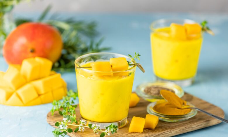 Este verano, receta de curd mango smoothie con piña flambeada 1