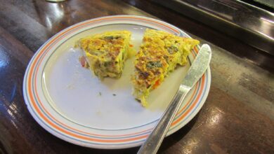 Receta de Tortilla de brócoli con pimientos morrones confitados 6