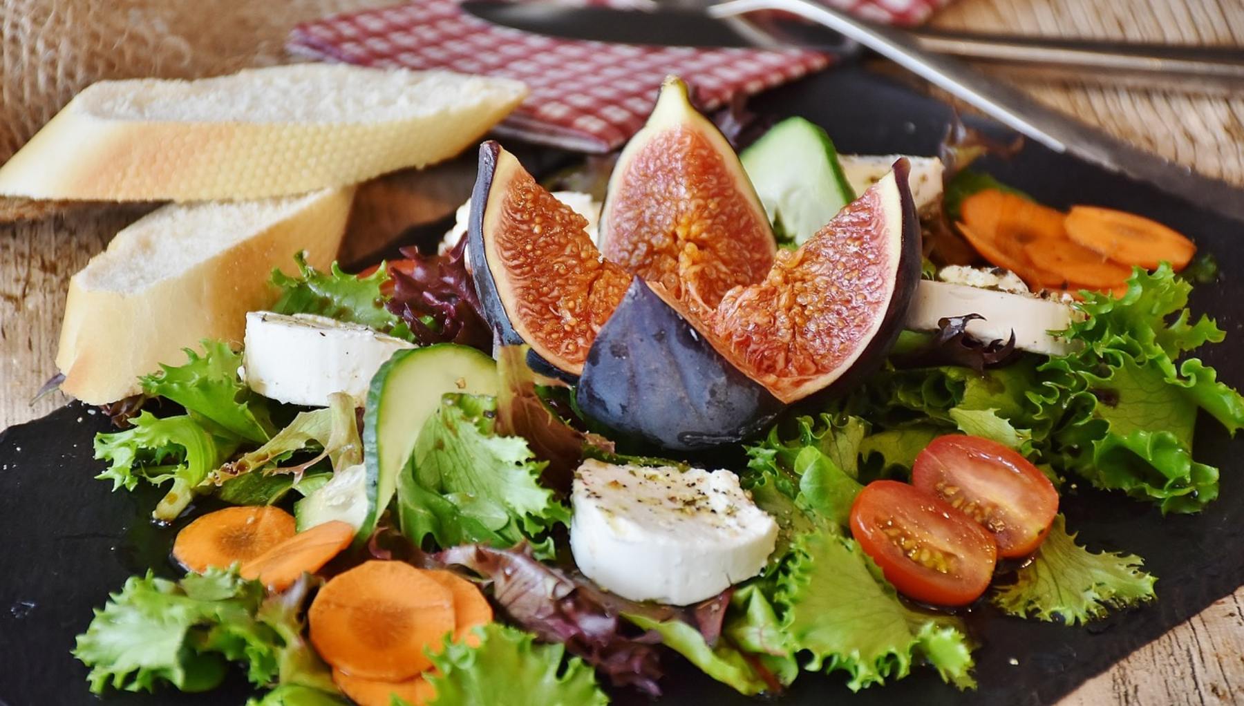 Ensalada de brevas naturales, queso de cabra y rúcula 4