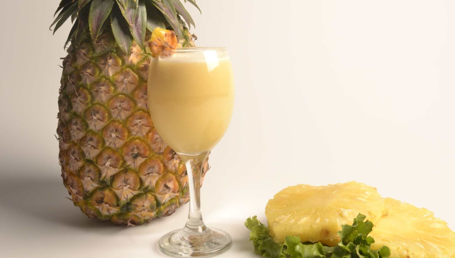 Refrescante receta de smoothie bol de piña colada 4