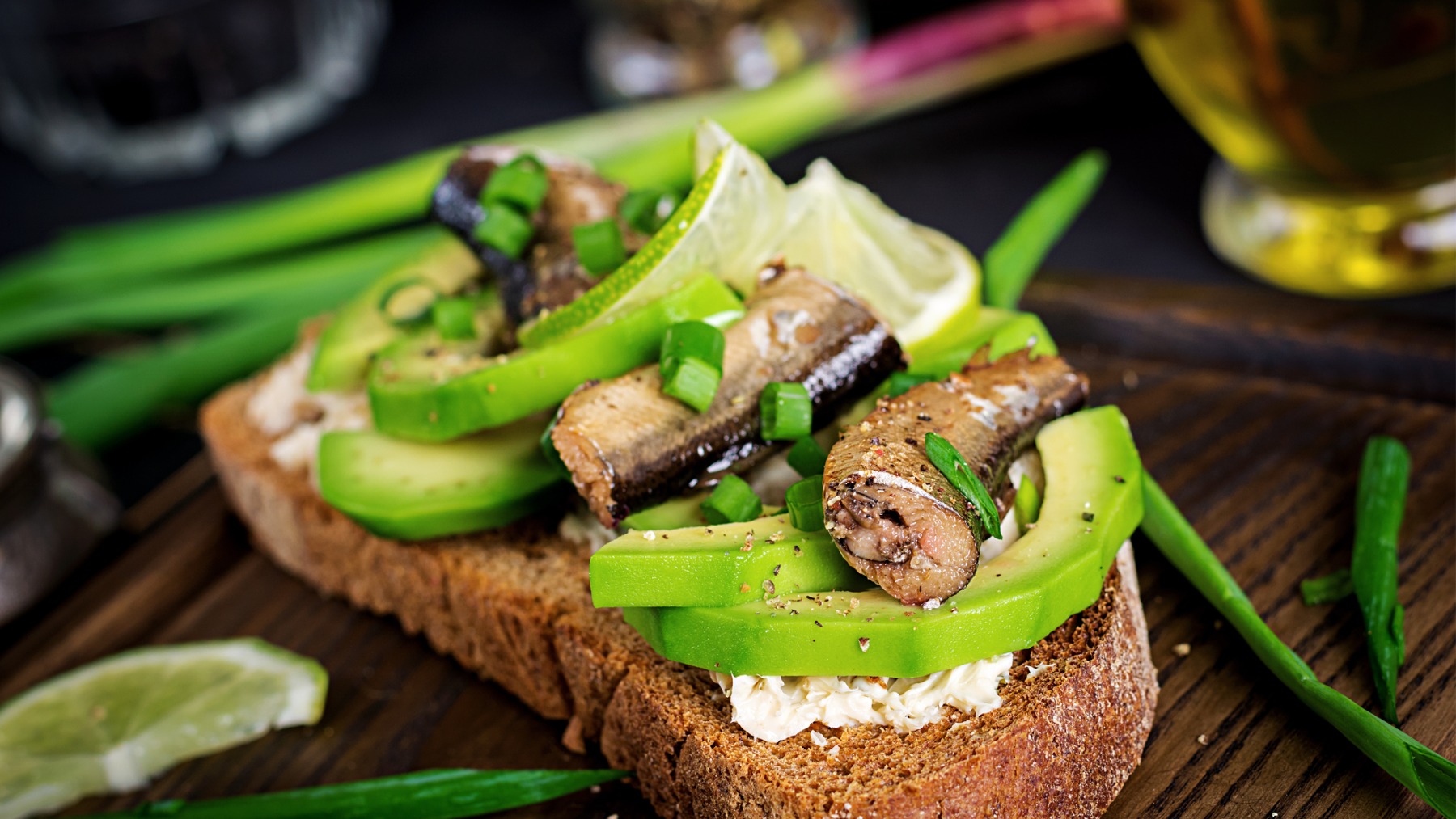 Tostadas de sardinas con crema de aguacate 4