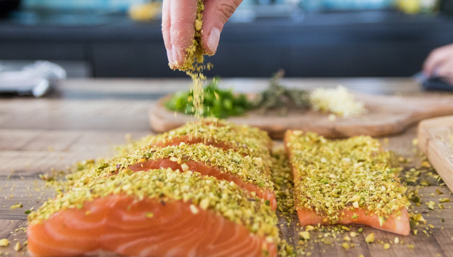 Salmón en costra de pistachos con salsa de cítricos 4