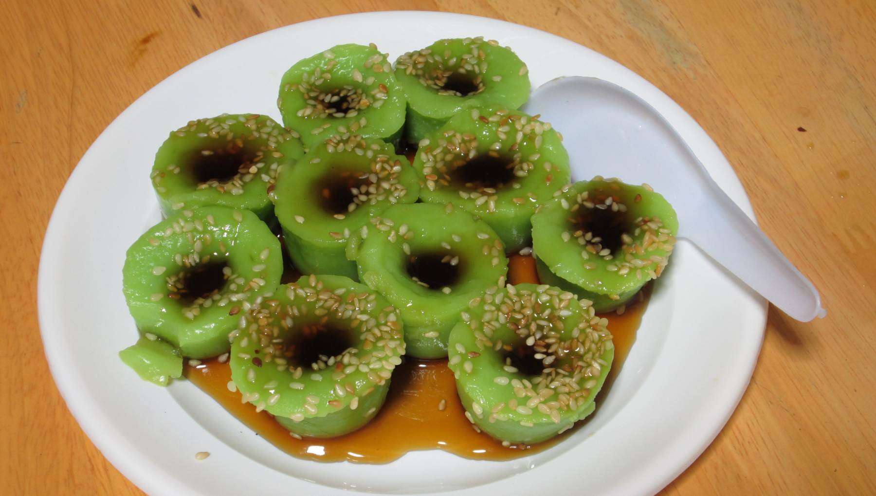 Kiwi caramelizado con salsa de caramelo y nueces 4