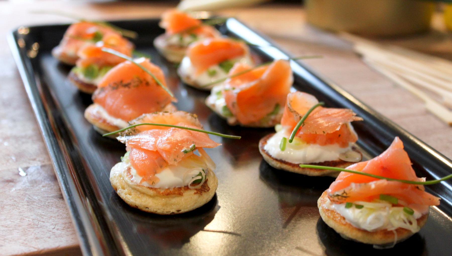 Salmón ahumado con crema de queso y eneldo sobre blinis 4