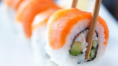 Sushi de salmón y aguacate con arroz de té verde 4