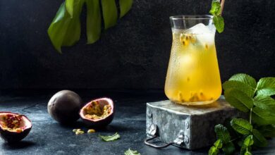 Cóctel de maracuyá con pimienta rosa y gin 5