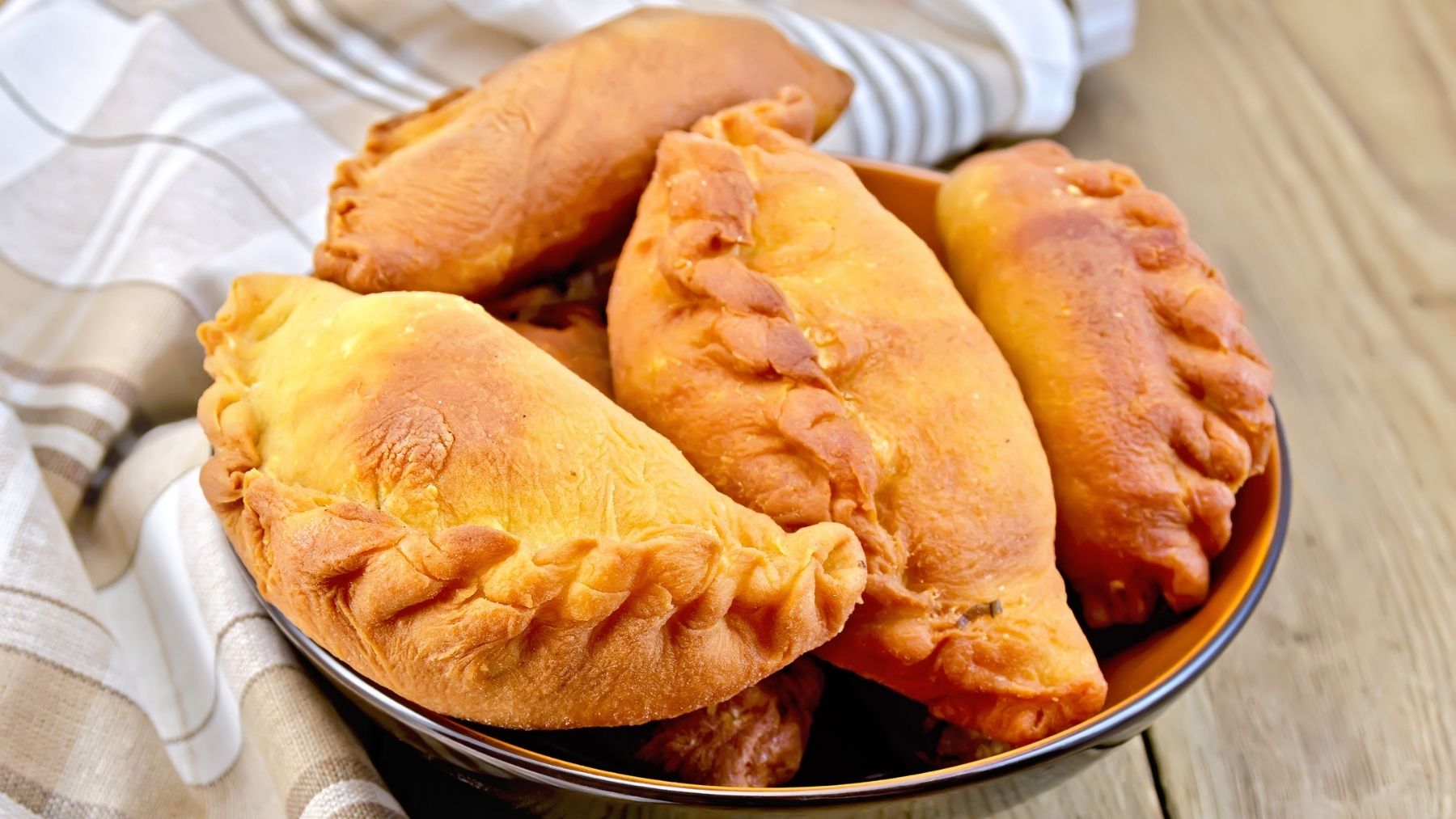 Empanadillas de jamón york y queso, un bocado increíble 6