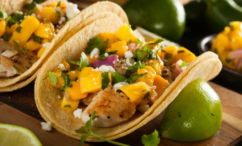 Receta veraniega de tacos de pescado con salsa de mango 1