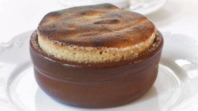 Soufflé de turrón con salsa de frutos del bosque y helado de almendra 2