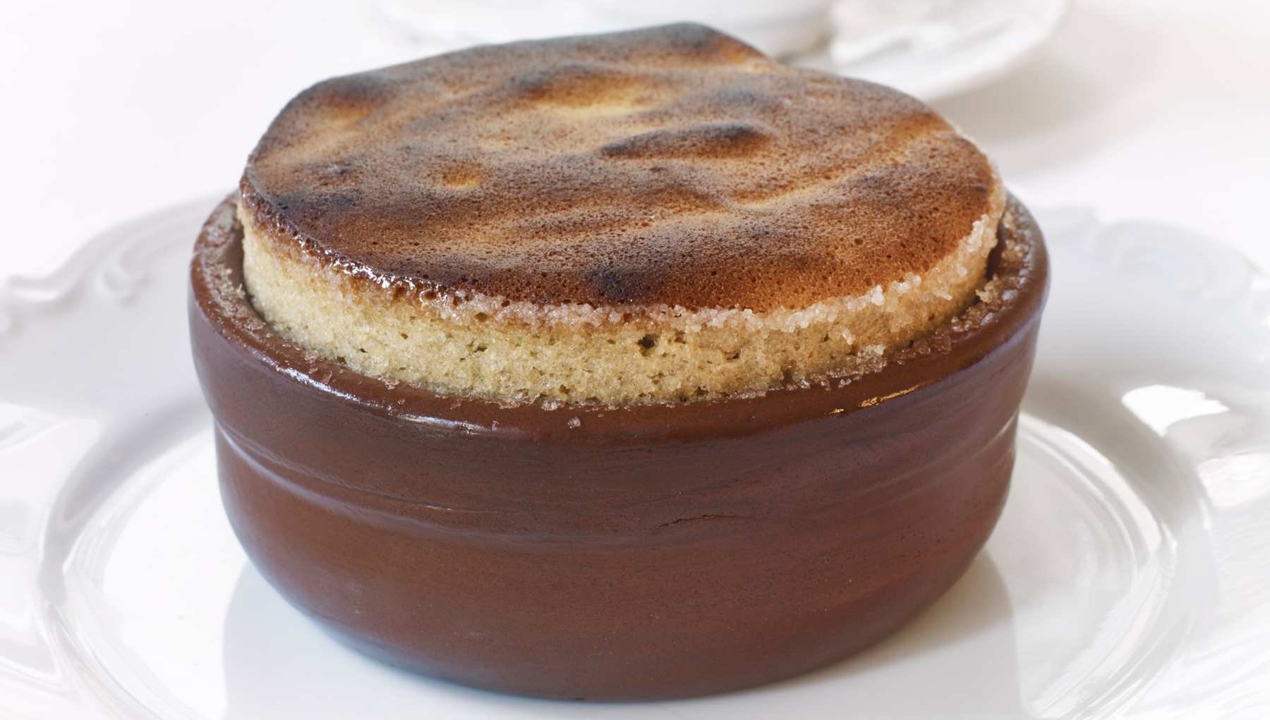 Soufflé de turrón con salsa de frutos del bosque y helado de almendra 4