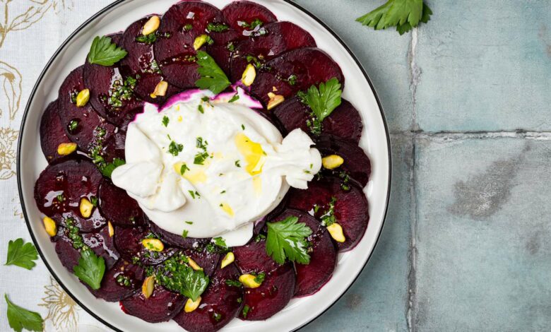 Carpaccio de remolacha con queso de cabra y pistachos 1