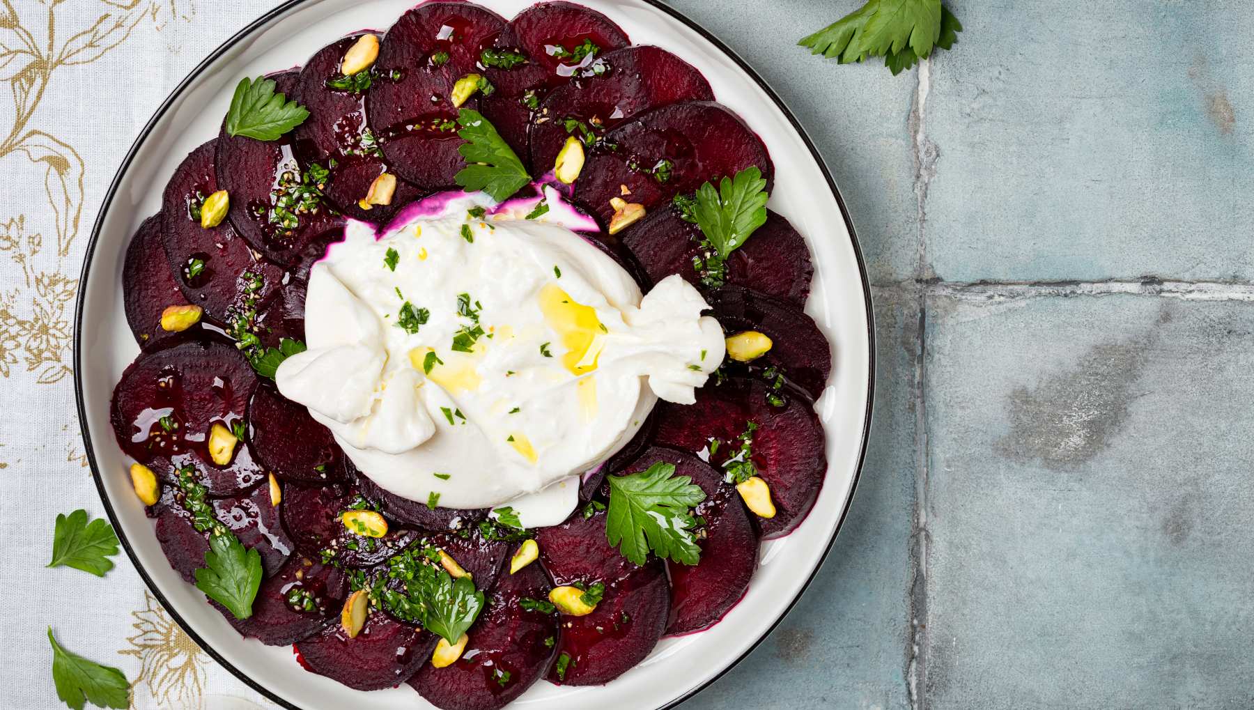 Carpaccio de remolacha con queso de cabra y pistachos 4