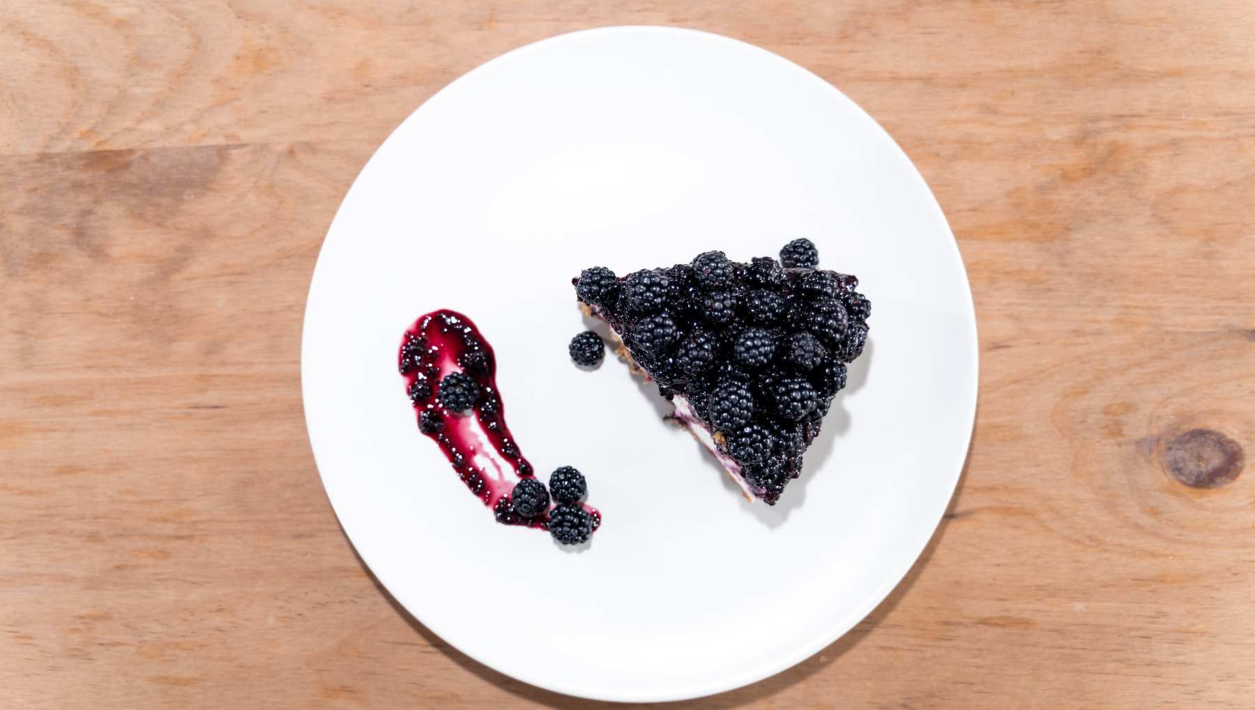 Cheesecake de moras con coulis de frambuesa 4