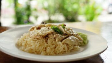 En Singapur cocinan Hainanese Chicken Rice 2