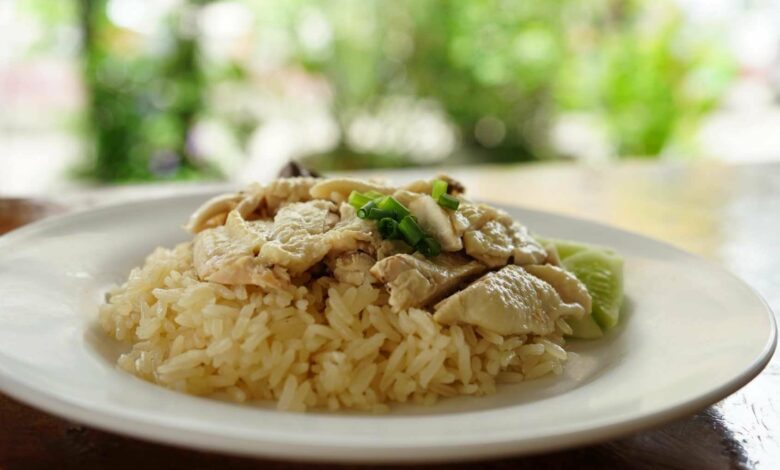 En Singapur cocinan Hainanese Chicken Rice 1