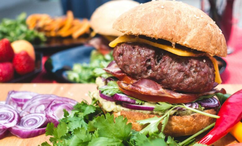 Hamburguesa de wagyu con queso cheddar y cebolla crispy 1