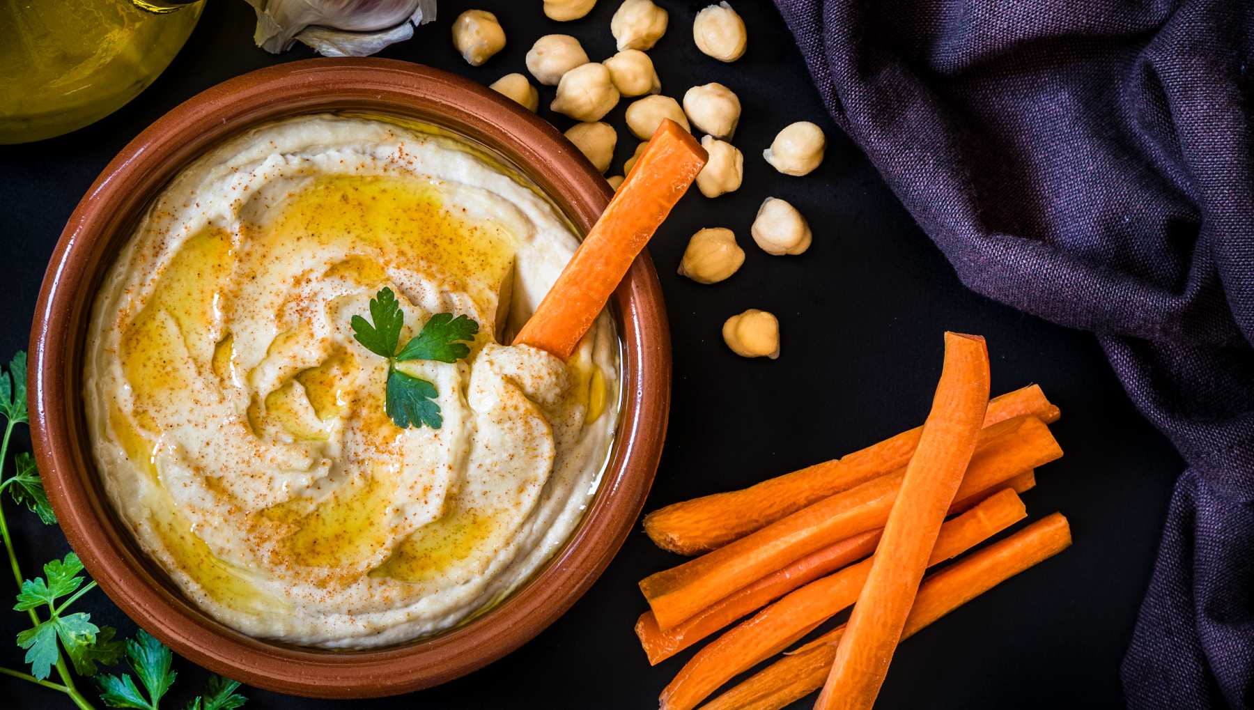 Picoteo de verano, palitos de zanahoria con hummus 4