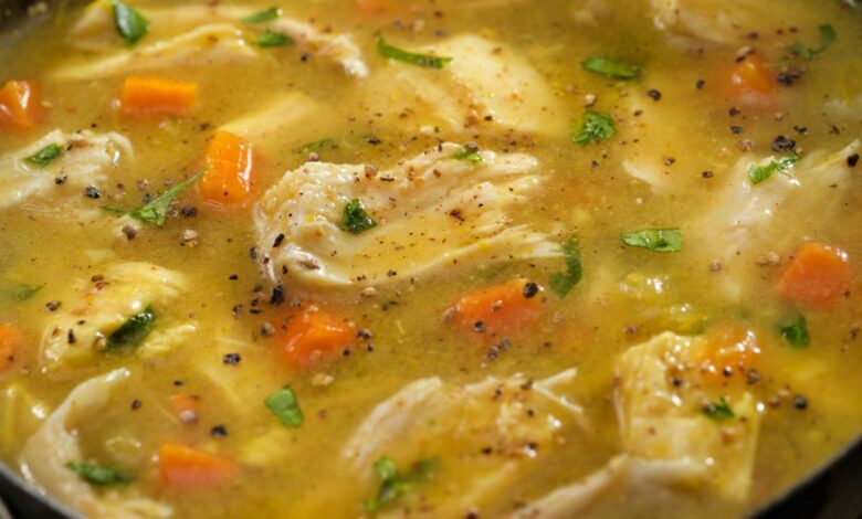 Prueba esta sopa de pollo veraniega con verduras de temporada 1