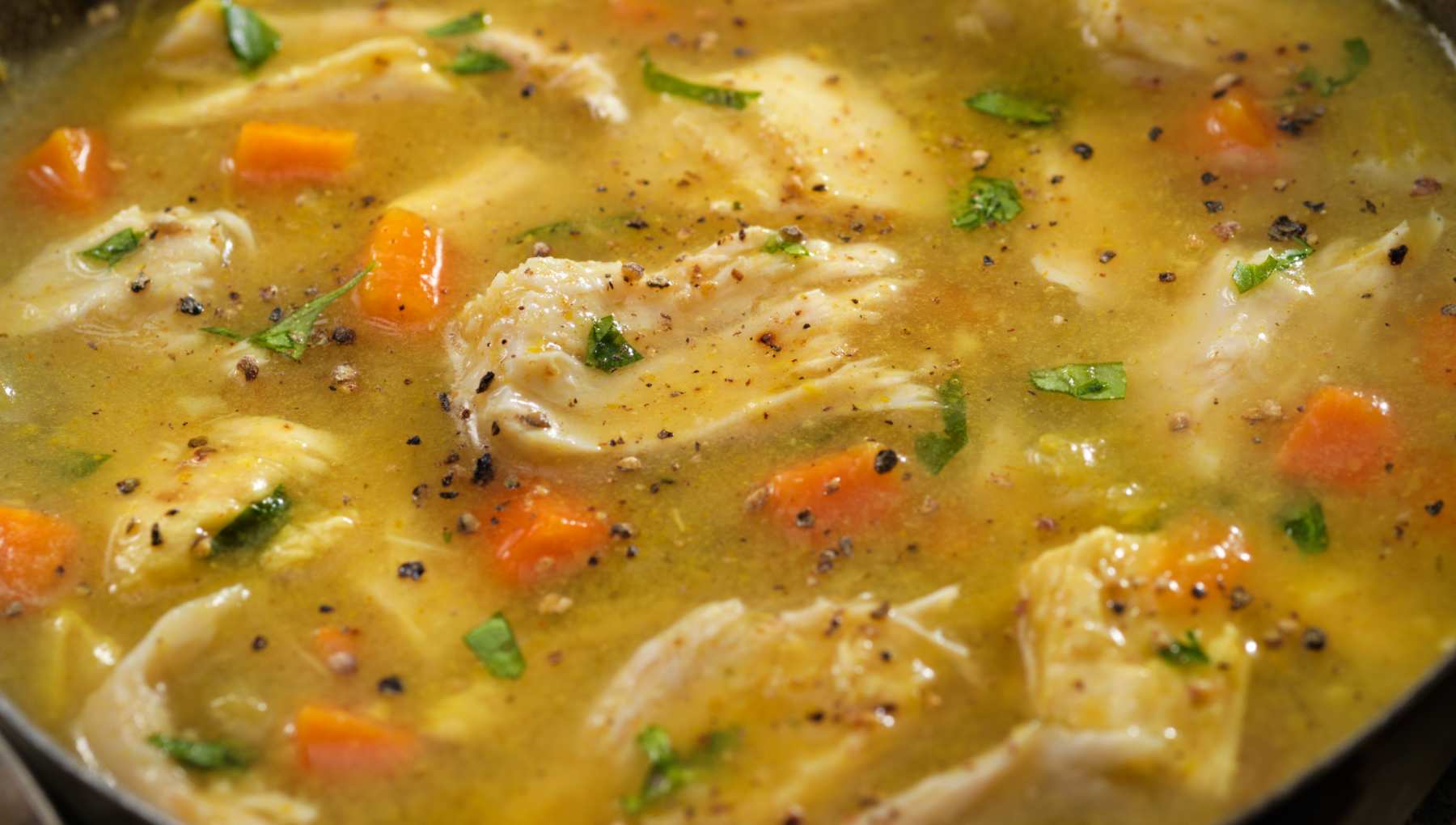 Prueba esta sopa de pollo veraniega con verduras de temporada 4