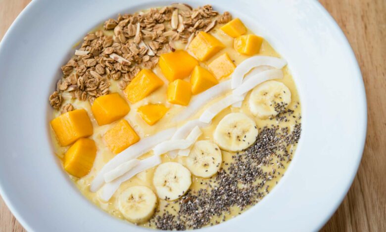 Receta para este verano, smoothie bowl de mango y plátano 1