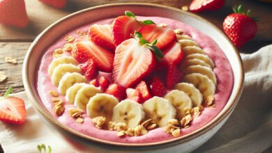 Smoothie bowl de fresas y plátano con granola para el calor del verano 5