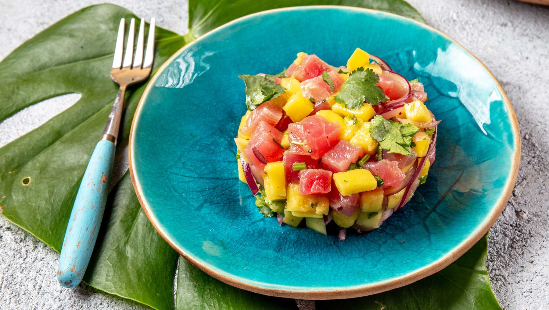 Tartar de atún con aguacate, mango y salsa de soja, ideal para este verano 4