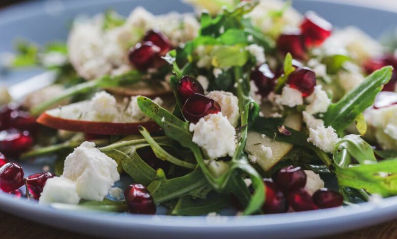 Receta veraniega de ensalada de espinacas, pollo, granada y salsa agria 1