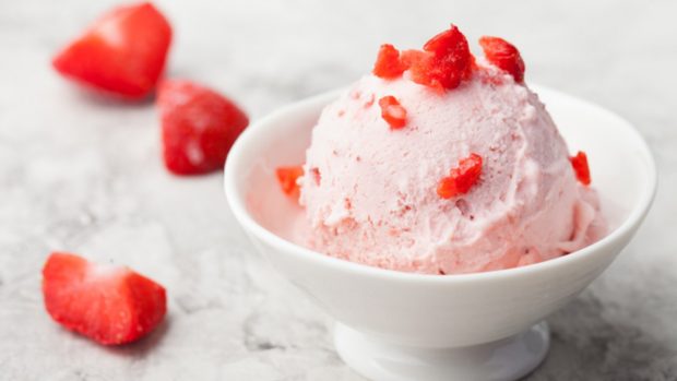 Receta de helado de yogur griego con fresas