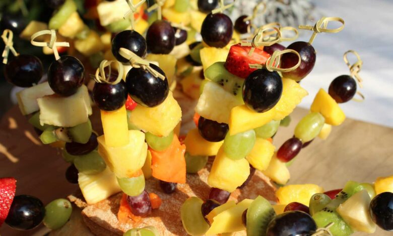 Brochetas de frutas y queso con reducción de vino tinto: un postre elegante 1