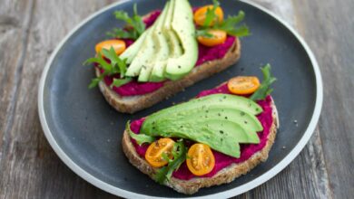 tostadas de aguacate con combinaciones de toppings deliciosos 2