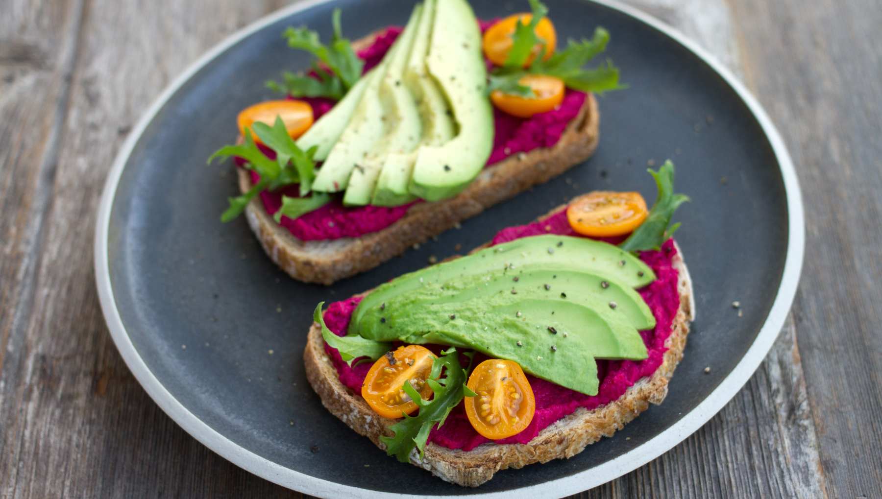 tostadas de aguacate con combinaciones de toppings deliciosos 4