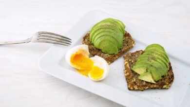 Tostadas de pan integral con aguacate y huevo: una opción rápida y saludable 5