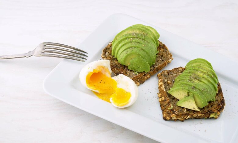 Tostadas de pan integral con aguacate y huevo: una opción rápida y saludable 1