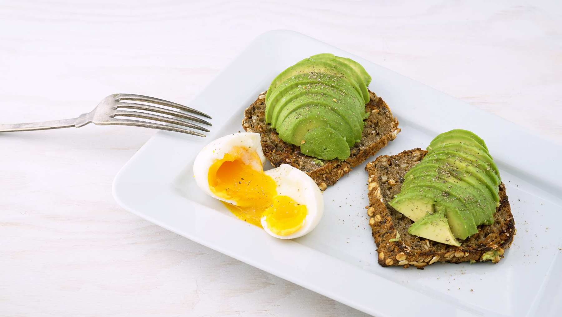 Tostadas de pan integral con aguacate y huevo: una opción rápida y saludable 4