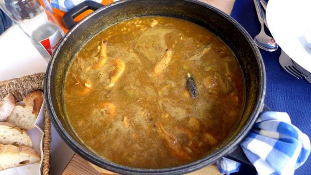 Arroz cocinándose en caldero