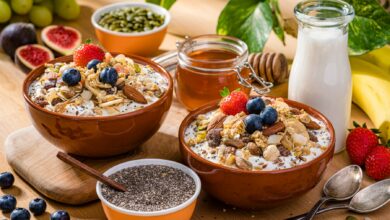 Avena con frutos rojos y huevo pochado: un desayuno completo 1