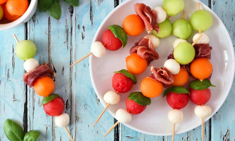 Brochetas de frutas y queso halloumi a la parrilla 1