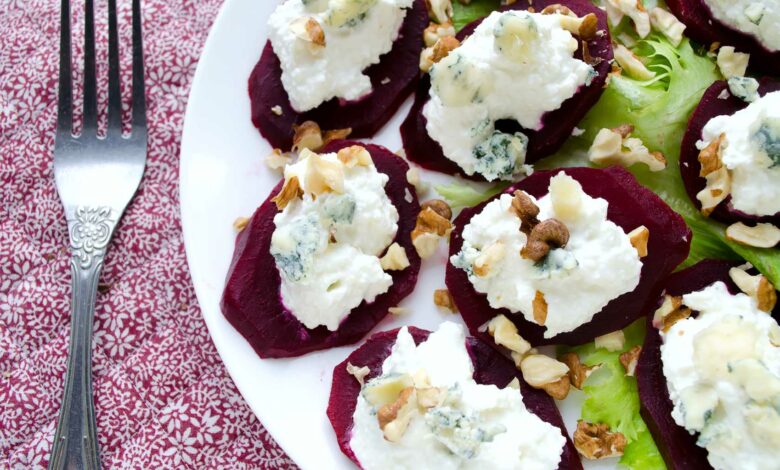 Carpaccio de remolacha con vinagreta de frutos rojos y helado de queso azul: combinación audaz 1