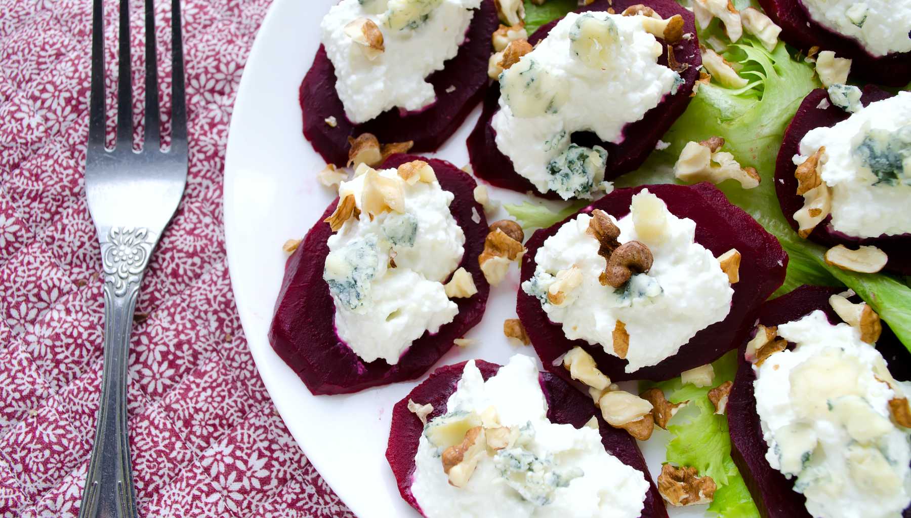 Carpaccio de remolacha con vinagreta de frutos rojos y helado de queso azul: combinación audaz 4