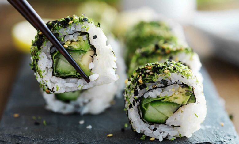 Esfera de aguacate y maracuyá en nido de alga nori: una explosión de sabores 1