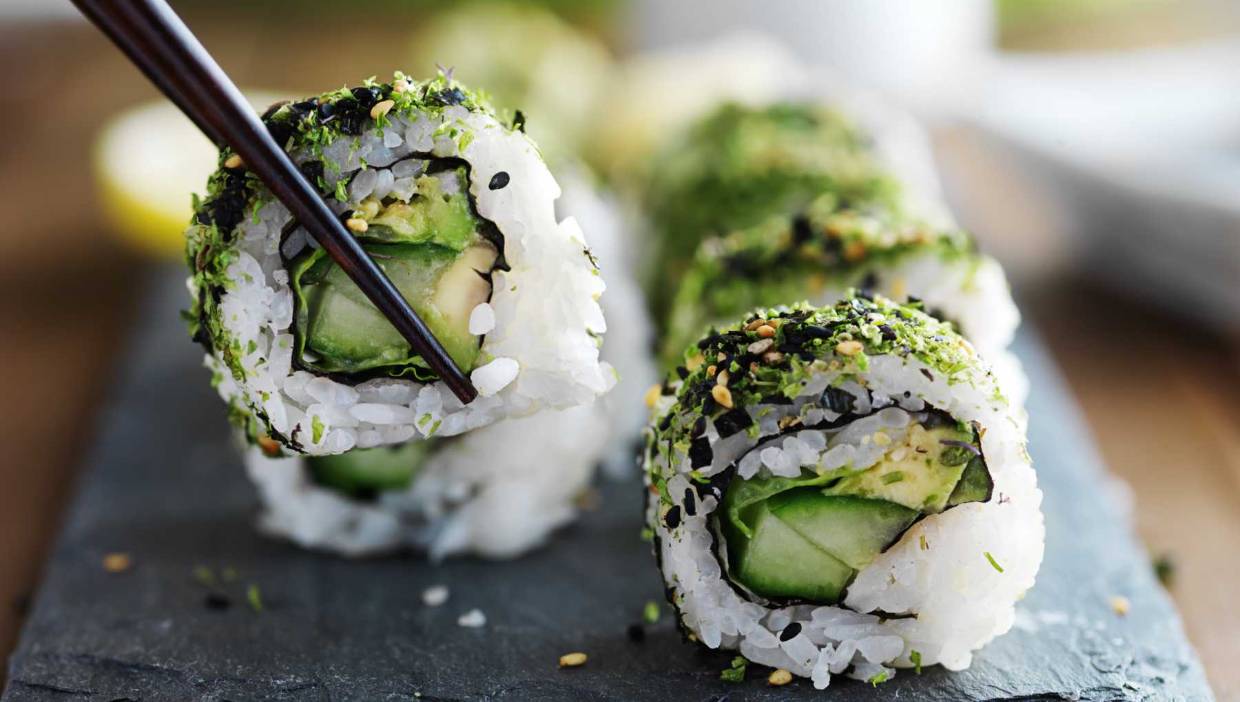 Esfera de aguacate y maracuyá en nido de alga nori: una explosión de sabores 4