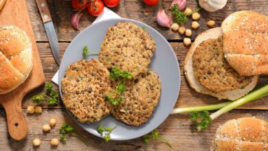 Hamburguesa de lentejas con queso vegano y guacamole: una opción vegetariana deliciosa 5