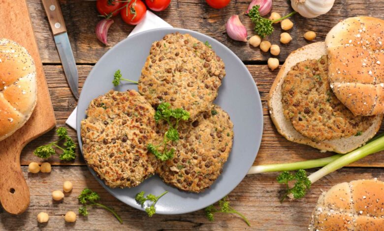 Hamburguesa de lentejas con queso vegano y guacamole: una opción vegetariana deliciosa 1