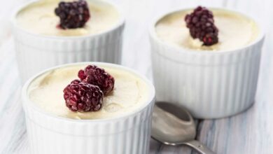 Mousse de chocolate blanco con frutos del bosque y crumble de avellanas 7