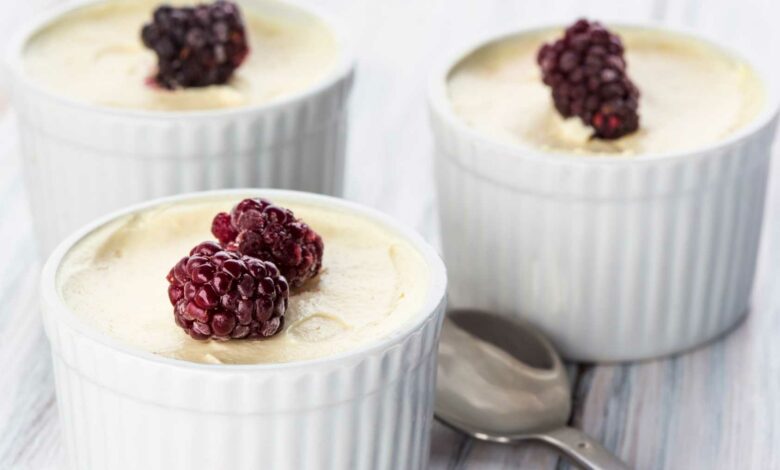 Mousse de chocolate blanco con frutos del bosque y crumble de avellanas 1