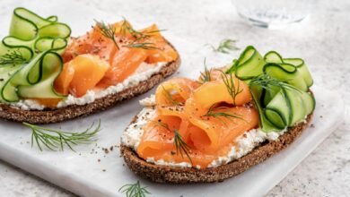 Tostadas con aguacate, tomate y salmón ahumado: una opción sabrosa 4