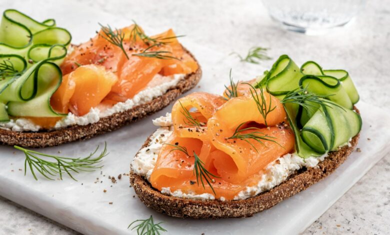 Tostadas con aguacate, tomate y salmón ahumado: una opción sabrosa 1