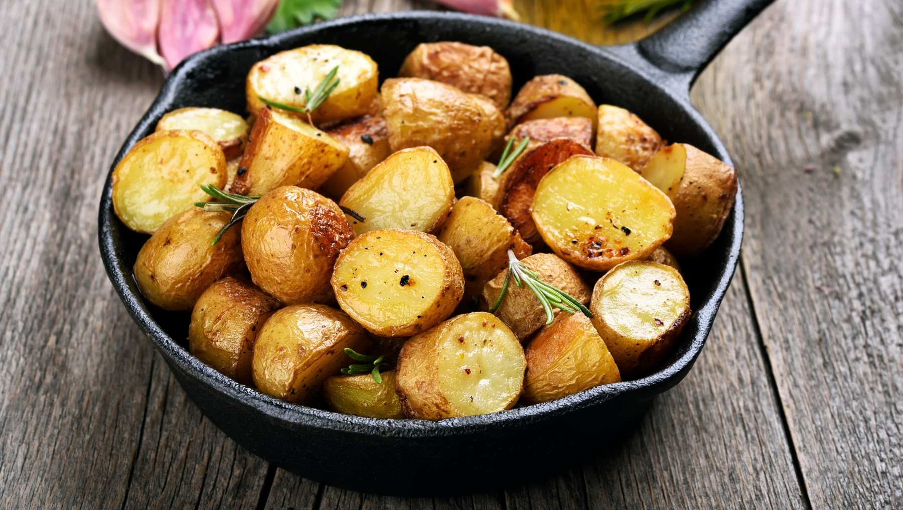 Patatas al horno con hierbas y limón: la guarnición perfecta 4